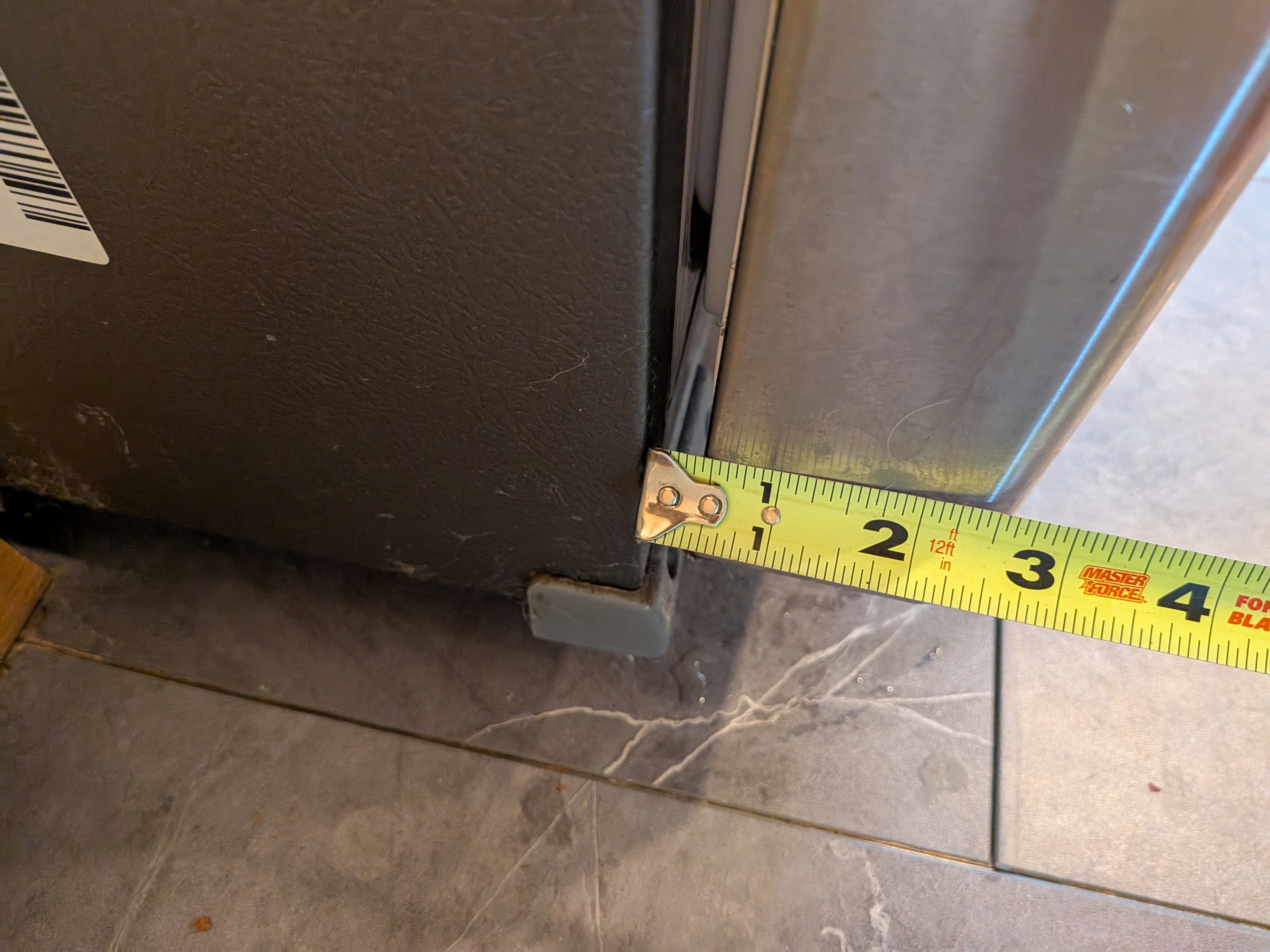 When I measured, it was a nearly 1/2" difference from the top to the bottom of the left side of the freezer drawer.